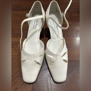 Size 6 Soft Style Hush Puppies Shoes